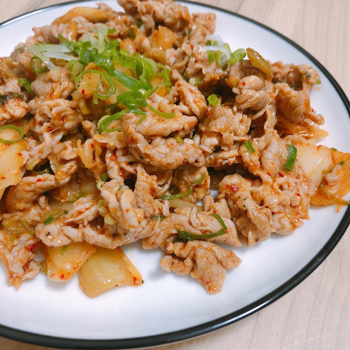 お昼ご飯🤍
豆腐食べれないから茄子にした🍆
あと最近よく作る中華スープ🇨🇳とビビンバ作った時に余ったキムチを消費するために豚キムチ🐷つくたの！

どれも完璧でした✨❗️😝

#料理女子 https://t.co/HsbO9rkb6V