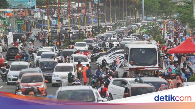 superpiko's tweet photo. Libur Akhir Tahun Dikurangi? Risiko COVID-19 Tetap Tinggi Saat Pilkada https://t.co/74AYBsJvkZ https://t.co/FTi0jWZEMb