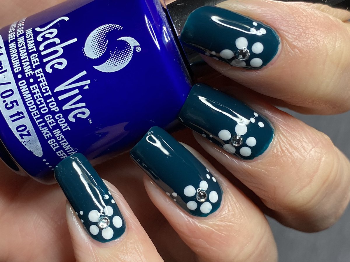nailsbylyn's tweet photo. Not my usually colour of choice and I wasnt sure how I felt about it. What do you think? #nailsbylyn #nalanails #nailart https://t.co/COVw2T0lo6