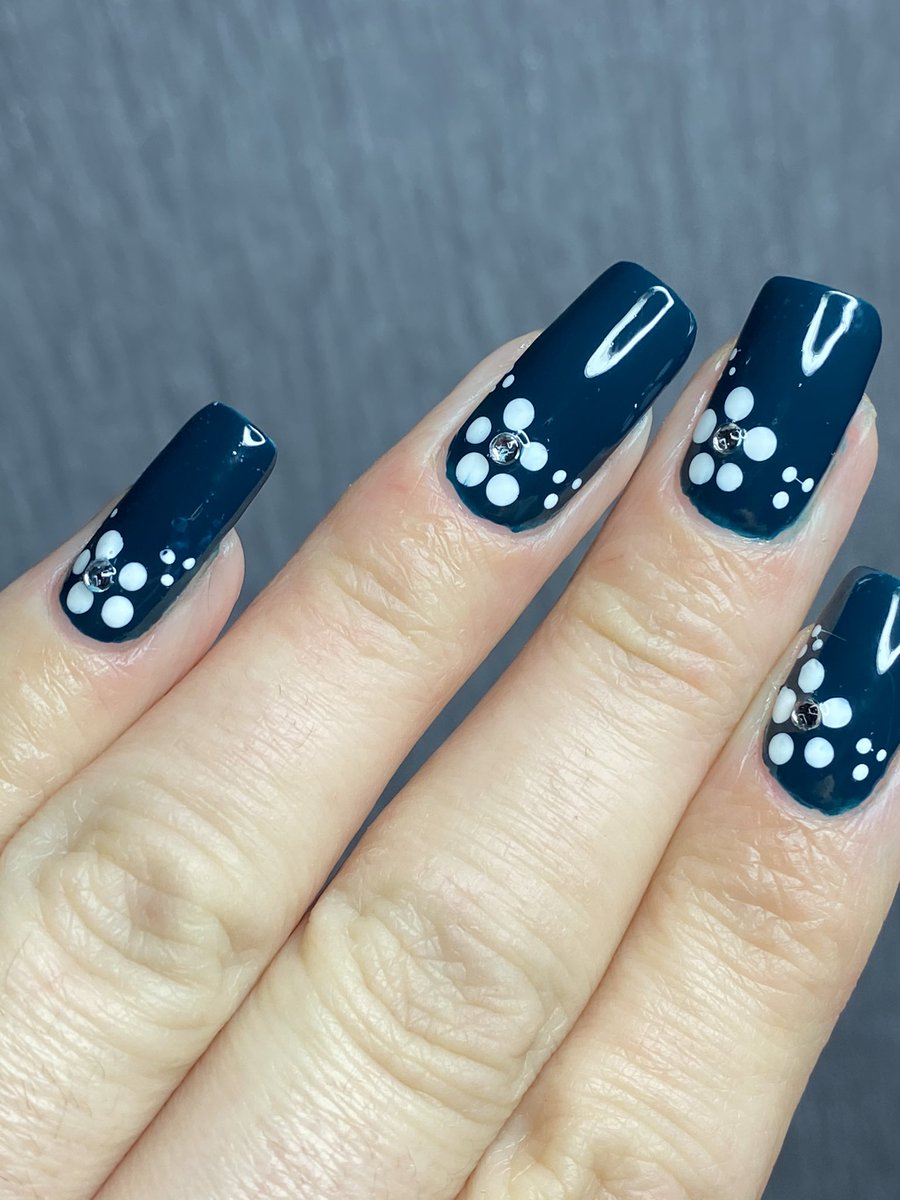 nailsbylyn's tweet photo. Not my usually colour of choice and I wasnt sure how I felt about it. What do you think? #nailsbylyn #nalanails #nailart https://t.co/COVw2T0lo6