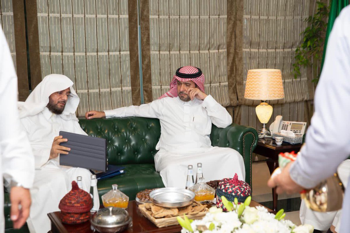 majlisalhasa's tweet photo. معالي وزير #الشؤون_البلدية_والقروية المكلف أ. ماجد الحقيل في زيارته للأحساء يلتقي #رئيس_بلدي_الاحساء و نائبه ويشيد بمنجزات المجلس و الدور الذي يقوم به في خدمة الوطن والمواطن وقد تم عرض أبرز ٨ ملفات يحتاجها الأهالي قدمت لمعاليه بناء على دراسة المجلس والمطالبات من المواطنين . https://t.co/H0OuJa4ELZ