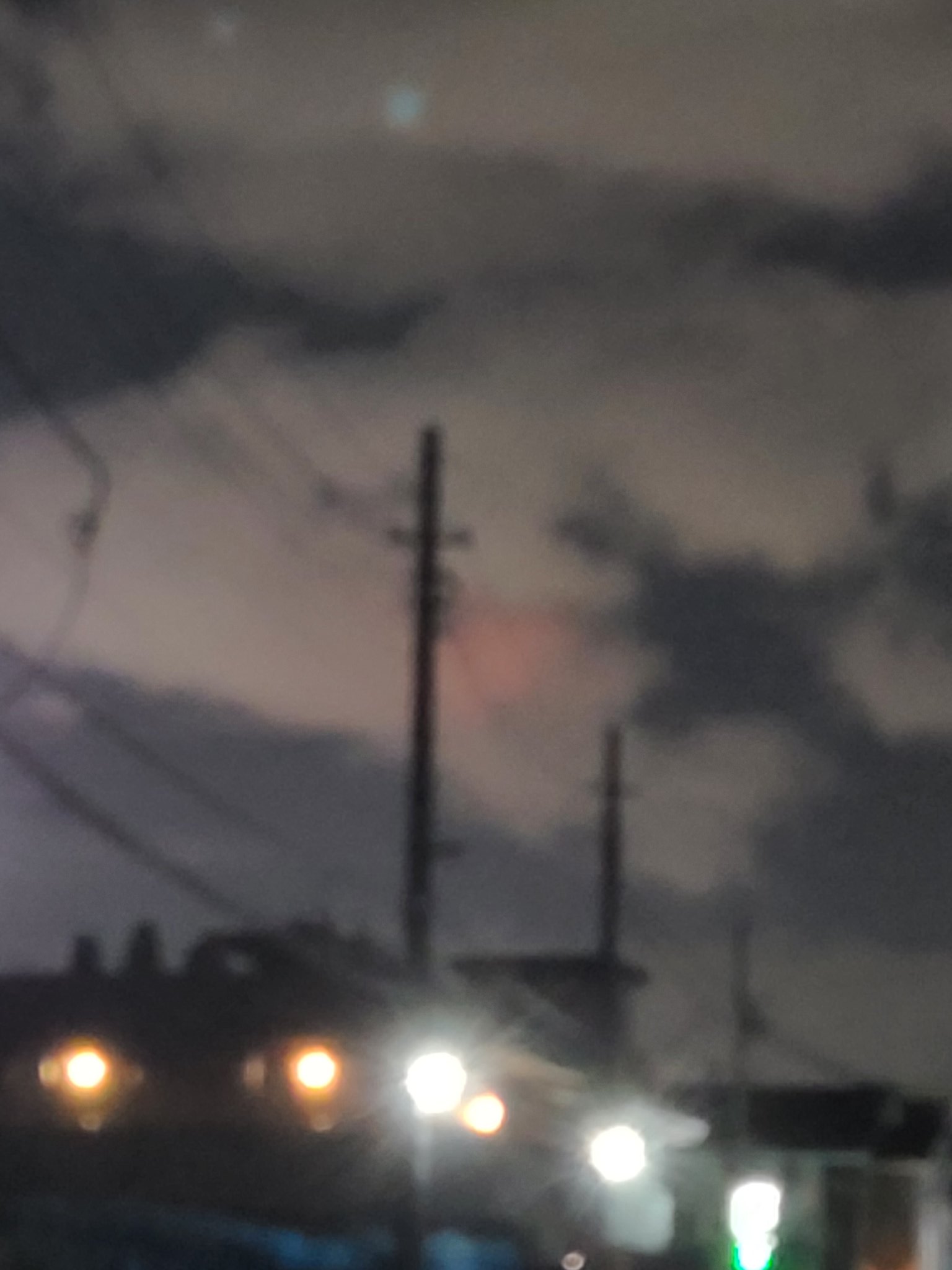 ヨッシー１号 雲の一部が赤い 飛行機の音も聞こえないし 何だろう 赤い雲 T Co Xfq68qxja2 Twitter