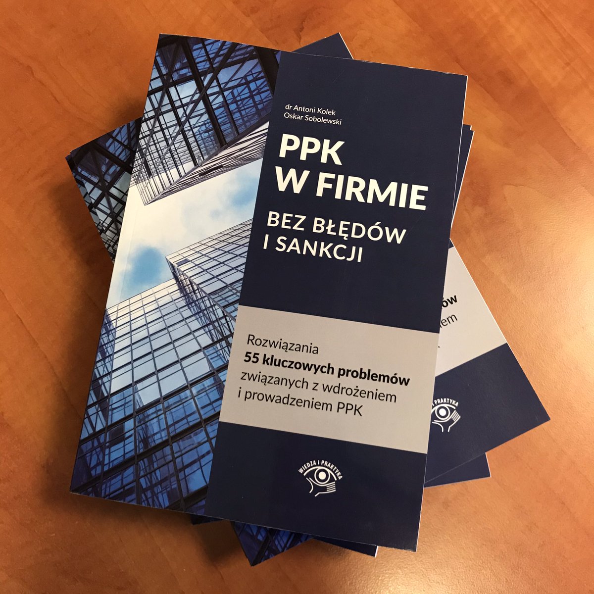Inst_Emerytalny's tweet photo. Zapraszamy do lektury naszej nowej książki dotyczącej #PPK.
Książka napisana przez @AntoniKolek i @OSobolewski jest praktycznym przewodnikiem, jak prowadzić PPK bez błędów i sankcji w 55 case’ach.
#StartPPK #PPK2020 #DebataEmerytalna
https://t.co/M7r9fEPzwg https://t.co/57piZMTGt1