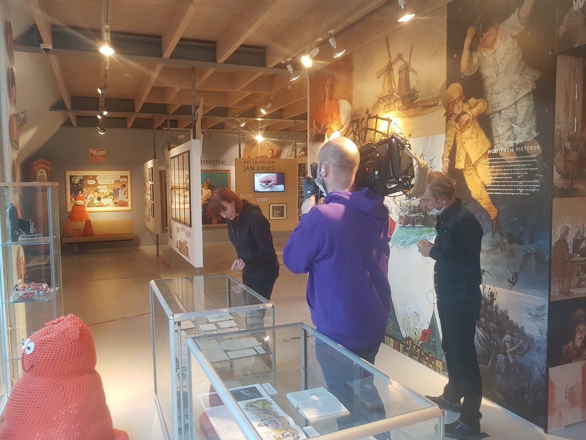 EenVandaag op bezoek in het Jan Kruis museum in Orvelte. Leontine Kruis geeft een rondleiding.