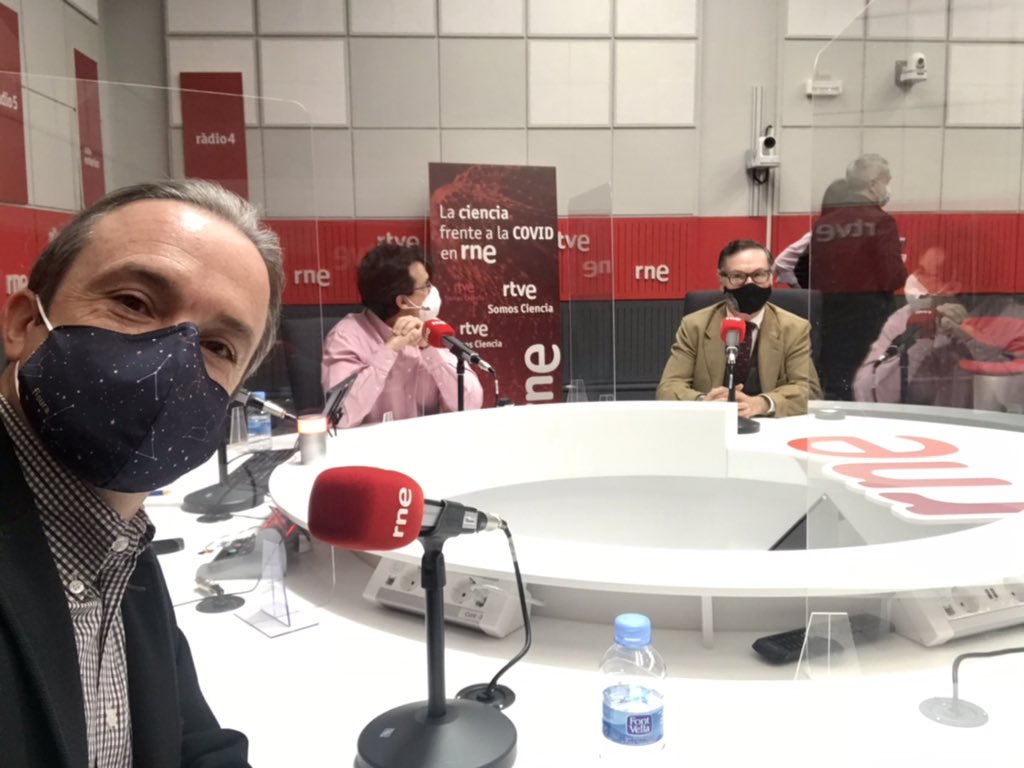 brionesci's tweet photo. Un placer haber participado en la 1a mesa ‘La #ciencia frente a la #COVID’ en @rne @radio5_rne, con @beatrixtrix @searavalero @EsterLzaro1 @VictorBriones_ y #DavidCamacho (@ETSISIupm): datos y preguntas sobre el #SARSCoV2 y la pandemia. Gracias a los organizadores y los oyentes! https://t.co/61WMUqOZAe