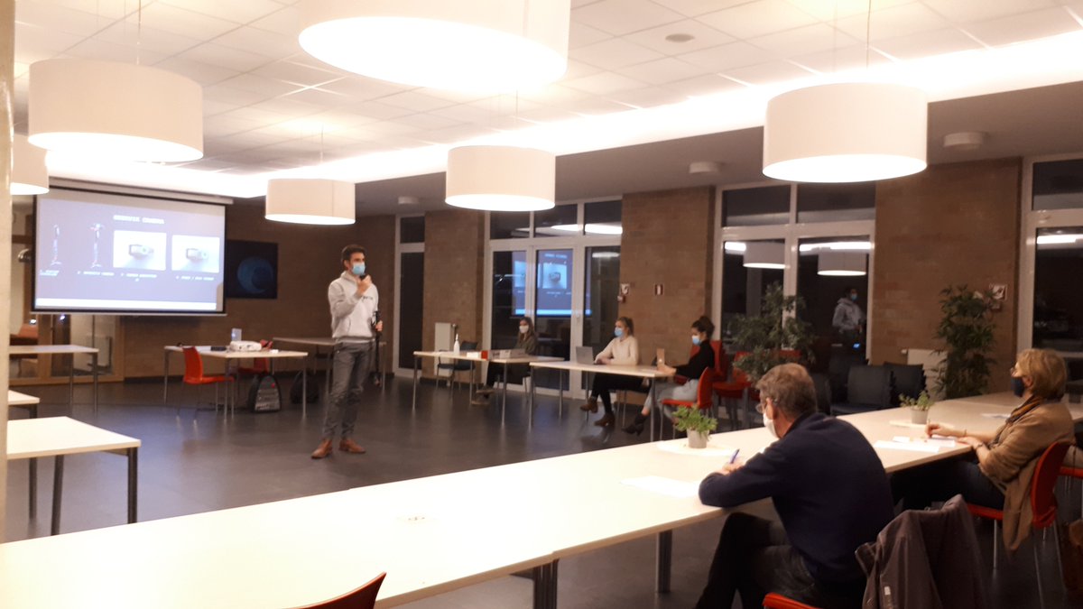 360° beelden leren maken voor familie in woonzorgcentra? Dat kan! In samenwerking met Uncanny en Salvator Welzijnscentrum hebben <a href="/TMResearchBE/">Thomas More Research</a> onderzoekers geïnteresseerden geleerd hoe ze zelf 360° beelden konden maken om deze later via een VR-bril te tonen aan enkele bewoners