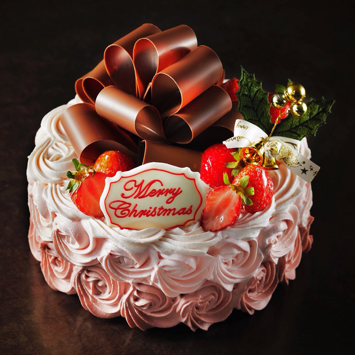 アトリエ アニバーサリー 数量限定 予約限定 クリスマスケーキ アトリエアニバーサリー プレシャスクリスマス 16cm 税込7 0円 バラのようなデコレーションに チョコレートのリボンをのせて とても豪華なショートケーキです 販売店舗