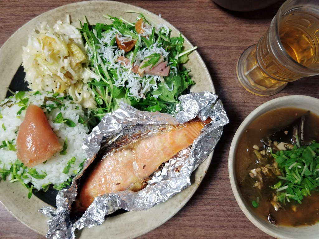 meg_moi's tweet photo. 渋滞ワンプレートディナー
水菜と合鴨スモークの山椒オイル和え
コールスロー
鮭の西京漬け焼き
切り昆布と豆苗ごはんたらこのっけ
お味噌汁
豆苗ってなるほどな
#もいめし #モイメシ #moi #moicca #出汁の昆布そのまま食べるスタイル #おうちごはん #ごはん最強 #高崎 #ぐんま #群馬 https://t.co/UzofJQ0H0r