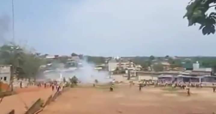 MelEssisKouadio's tweet photo. 🇨🇮 FLASH INFO!
DÉSOBÉISSANCE CIVILE
SITUATION TRÈS TENDUE À #AGBOVILLE ENTRE MANIFESTANTS et POLICIERS.
#CIV225 https://t.co/OHquNuybfS