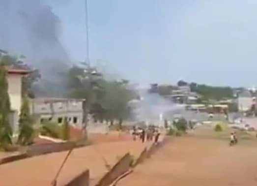 MelEssisKouadio's tweet photo. 🇨🇮 FLASH INFO!
DÉSOBÉISSANCE CIVILE
SITUATION TRÈS TENDUE À #AGBOVILLE ENTRE MANIFESTANTS et POLICIERS.
#CIV225 https://t.co/OHquNuybfS