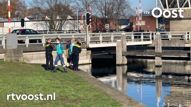 Brandweer Almelo na alarmering drenkeling met spoed naar eigen oefenwrak. #rtvoost.