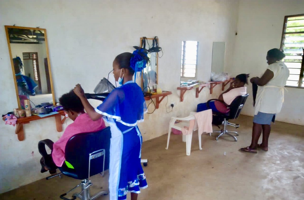 LamuEducationKE's tweet photo. Kizingitini has 237 students Mokowe 3, Witu 34, Lamu 54 and Mpeketoni 46. Courses being examined; Electrical, Beauty therapy, Carpentry, Fashion design,Hair dressing, Masonry,Plumbing,Welding,Motor vehicle mechanic &amp; ICT https://t.co/dok2k89PGm