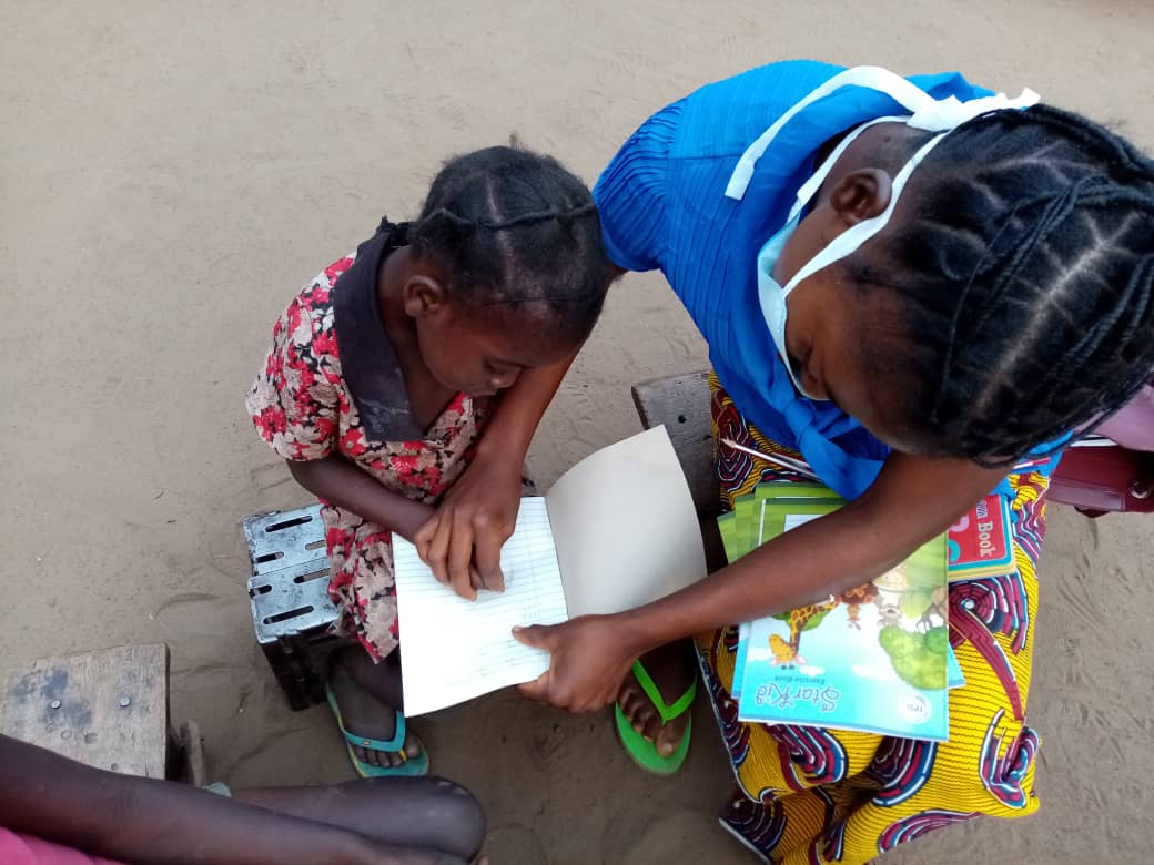 FCDOGEC's tweet photo. In our latest blog, @EllenChigwanda from @careintuk talks about the ways in which adolescent girls are using their leadership skills to address mental health issues and support their communities through the COVID-19 pandemic https://t.co/vI5c9Vu16K https://t.co/8CwVWToRIp