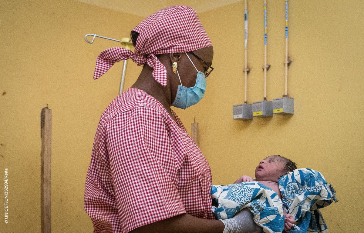 UNICEF_FR's tweet photo. Les agents de santé s’attachent à soutenir les enfants &amp; les mères durant la #COVID19, mais l’accès aux vaccins, services de nutrition et autres services vitaux a reculé.

Nous devons réinventer un 🌍 dans lequel les soins de santé sont accessibles &amp; abordables #PourChaqueEnfant. https://t.co/XPzJsyDqQC