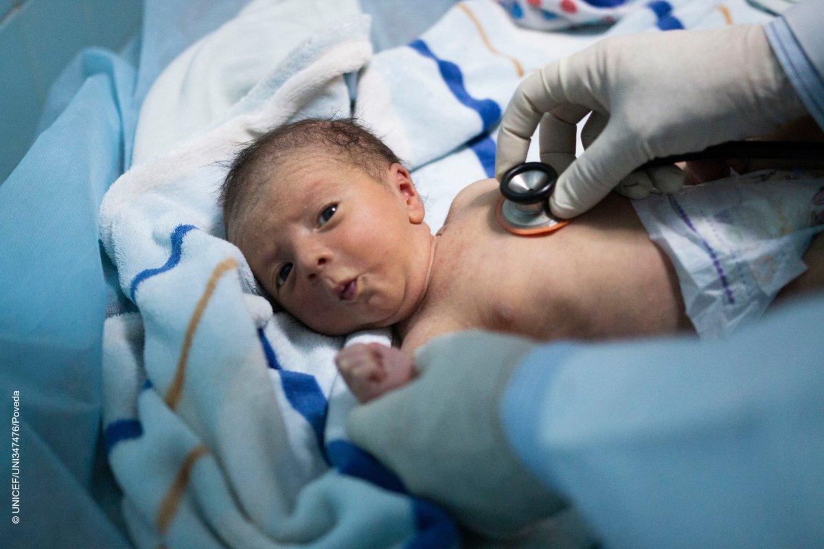 UNICEF_FR's tweet photo. Les agents de santé s’attachent à soutenir les enfants &amp; les mères durant la #COVID19, mais l’accès aux vaccins, services de nutrition et autres services vitaux a reculé.

Nous devons réinventer un 🌍 dans lequel les soins de santé sont accessibles &amp; abordables #PourChaqueEnfant. https://t.co/XPzJsyDqQC