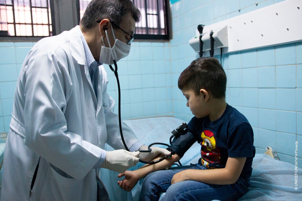 UNICEF_FR's tweet photo. Les agents de santé s’attachent à soutenir les enfants &amp; les mères durant la #COVID19, mais l’accès aux vaccins, services de nutrition et autres services vitaux a reculé.

Nous devons réinventer un 🌍 dans lequel les soins de santé sont accessibles &amp; abordables #PourChaqueEnfant. https://t.co/XPzJsyDqQC