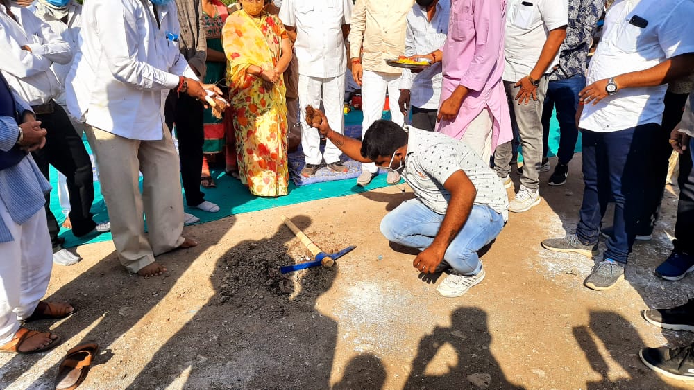imravithakor's tweet photo. #હાલોલ_નગરપાલિકાના મંજૂર થયેલ ૧૨ જેટલા વિકાસના અંદાજીત ૧,૭૧,૯૪,૫૬૦ રૂ.નાં કામોનું ખાતમૂર્હત  માન.મંત્રી શ્રી @Jaydrathsinhji Parmar સાહેબના વરદ હસ્તે ભારતીય જનતા પાર્ટી સંગઠનનાં હોદ્દેદારો તથા Halol Nagarpalika ના સદસ્યશ્રીઓની ઉપસ્થિતિમાં હાલોલ નગર ખાતે કરવામા આવ્યુ..@MP_Kanjari https://t.co/EVFQp6PuMV