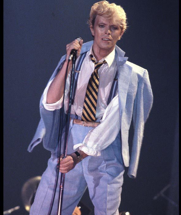 84/La look original de Kira est inspiré de celui du chanteur britannique David Bowie, notamment lors de sa tournée Serious Moonlight.