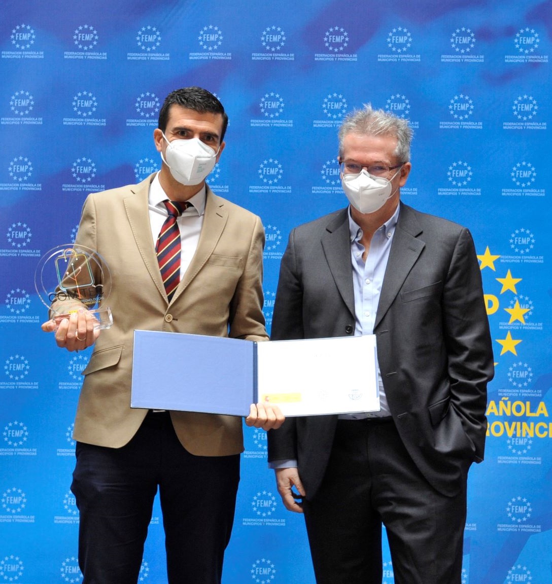 ZecureBuy's tweet photo. El pasado 18 de Noviembre recibimos el premio Nacional a la Mejor Idea Tecnológica para el comercio minorista On-line y Off-line de la @SE_Comercio del @mincoturgob. Entregado por el Secretario General de @Correos.¡Lanzamos @ZecureBuy a lo grande🚀!
#stopfraude
#comprasegura https://t.co/joXuz7y8kf