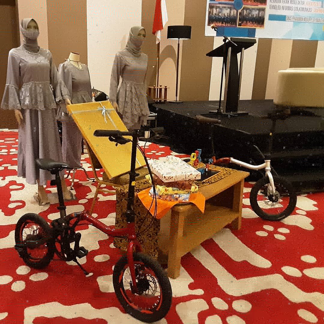 humaspolman's tweet photo. Polmanbabel serahkan sepeda PGK kepada Pemkot Pangkalpinang di Fox Haris Hotel, Senin 23 November 2020. Hasil dari pelatihan teknik manufaktur bagi pencari kerja yang diselenggarakan oleh Dinas PMPTSP dan Tenaga Kerja Kota Pangkalpinang.
Selamat bagi peserta pelatihan. https://t.co/4jXf08etcw