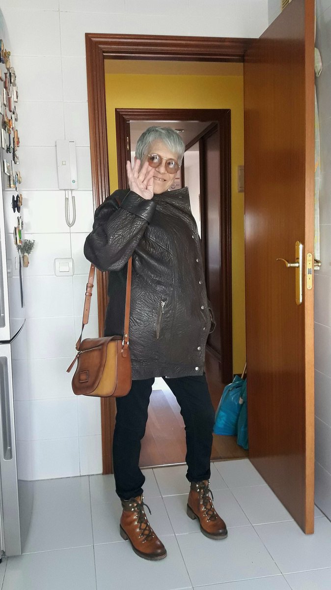 AdrycManellson's tweet photo. Mi Hada se fue, su Matinal paseo aguarda.
Y mientras el #CatCropTeam dormita, yo aquí, en la cocina de #AdrycsCove, con #NL10 #Early de @GreenbudSeeds no sé que hacer 🤔.
Así pues Verde Mundo,
A Vuestra Salud Amig@s,
Mi Boong de Ella pleno va,
#LosMejoresHumos,
Alegría y Paz.🧚‍♂️😎 https://t.co/yQKzzzWUoZ