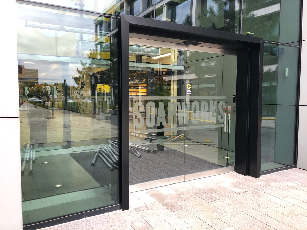 LtdFlexible's tweet photo. Soapworks needed a solution to the draughty lobby which had originally been installed 15 years ago.
 
Using 22mm thick laminated heat soaked glass, two pairs of dual sliding auto doors, the team created a fully enclosed lobby.

Before and after shots are below. https://t.co/uCkIZ5DocT