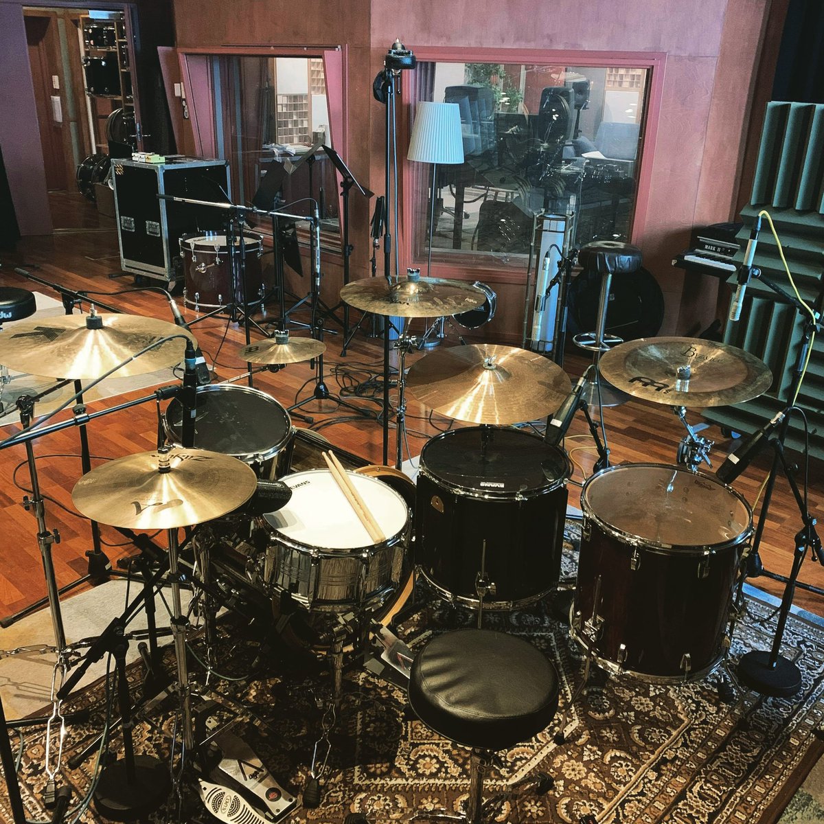 asimay_official's tweet photo. Tracking drums today
@sonicpumpstudios
#drums #drumset #drummer #zildjiancymbals #helsinki #vicvirth #studiolife #recordingsession #newalbum #metalcoremusic https://t.co/9KRtroxkpH