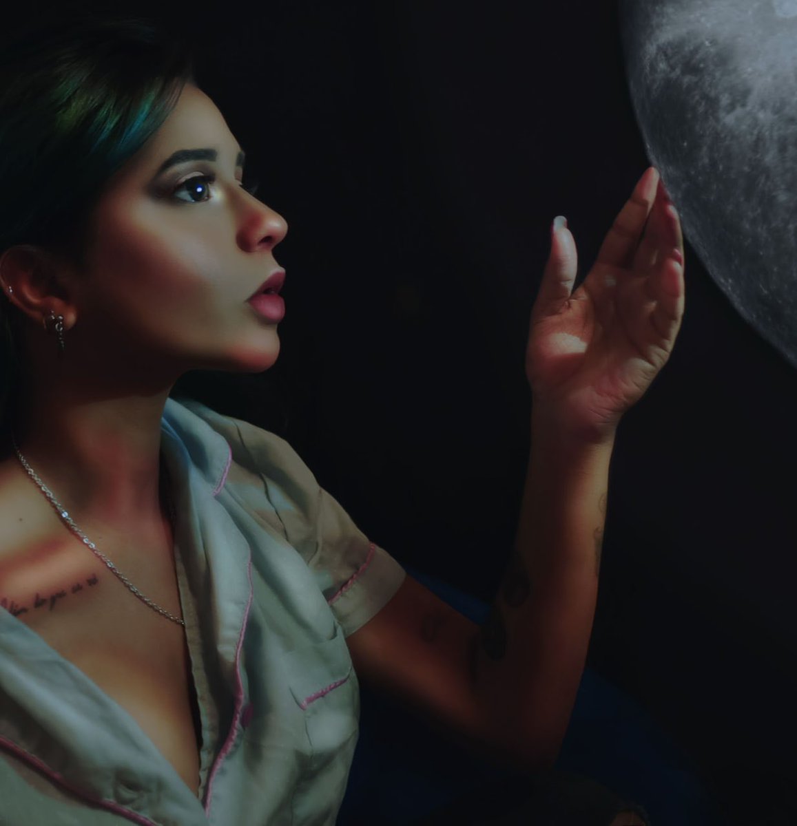 byskyie's tweet photo. "Full Moon Night" Conceptual Self portrait
•
Mais uma foto inspirada no @BTS_twt dessa vez com "MOON" do Seokjin. A pedido da @amadoradosgays 🥺💜🌛
•
#krishnawithwacom #krishnavr #selfportraitphotography #BTS #ARMY #Moon #Surrealism https://t.co/NrG3DOkgfc
