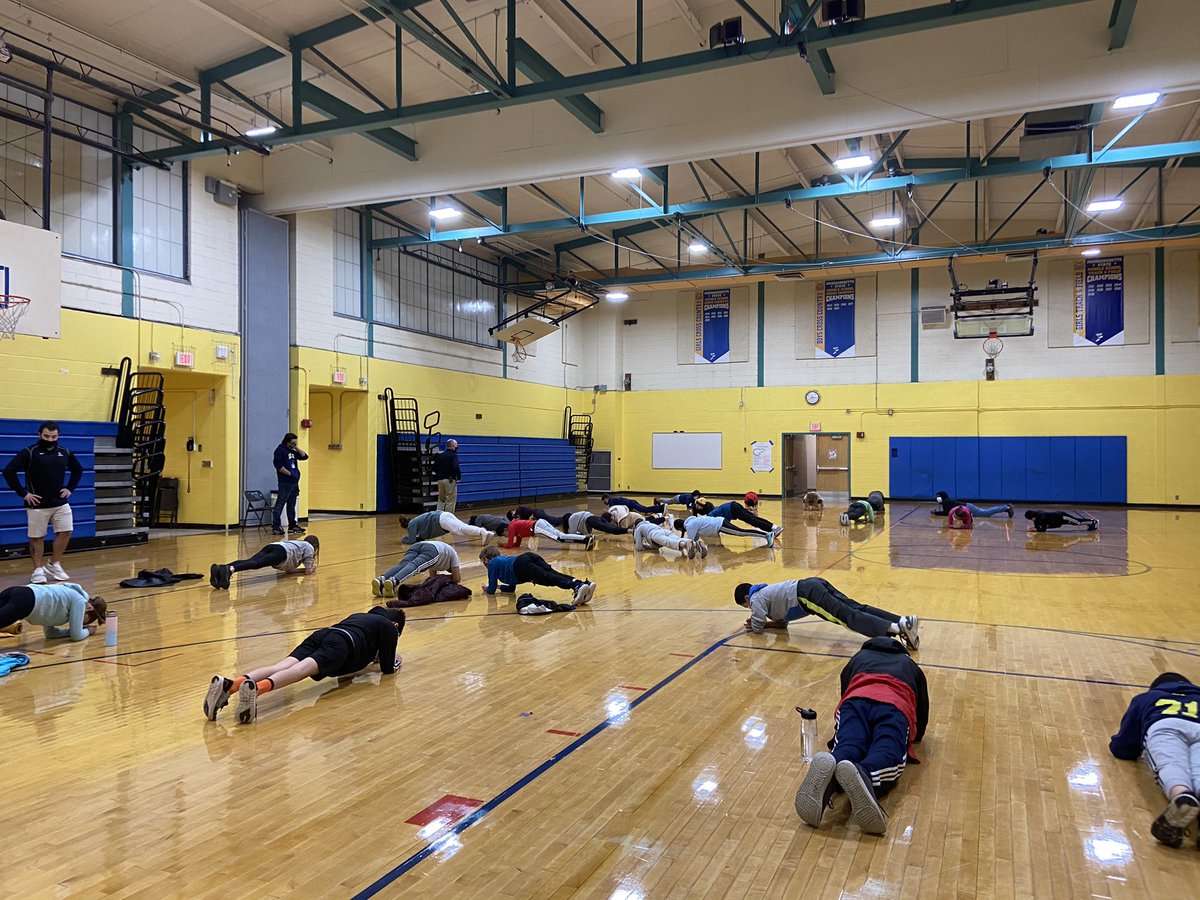 DiamondPEstaff's tweet photo. Day 8 of the Planksgiving Challenge proved to challenging so we revisited Day 1 #ForearmPlank - must be a Monday! https://t.co/z4OQJLHqIU