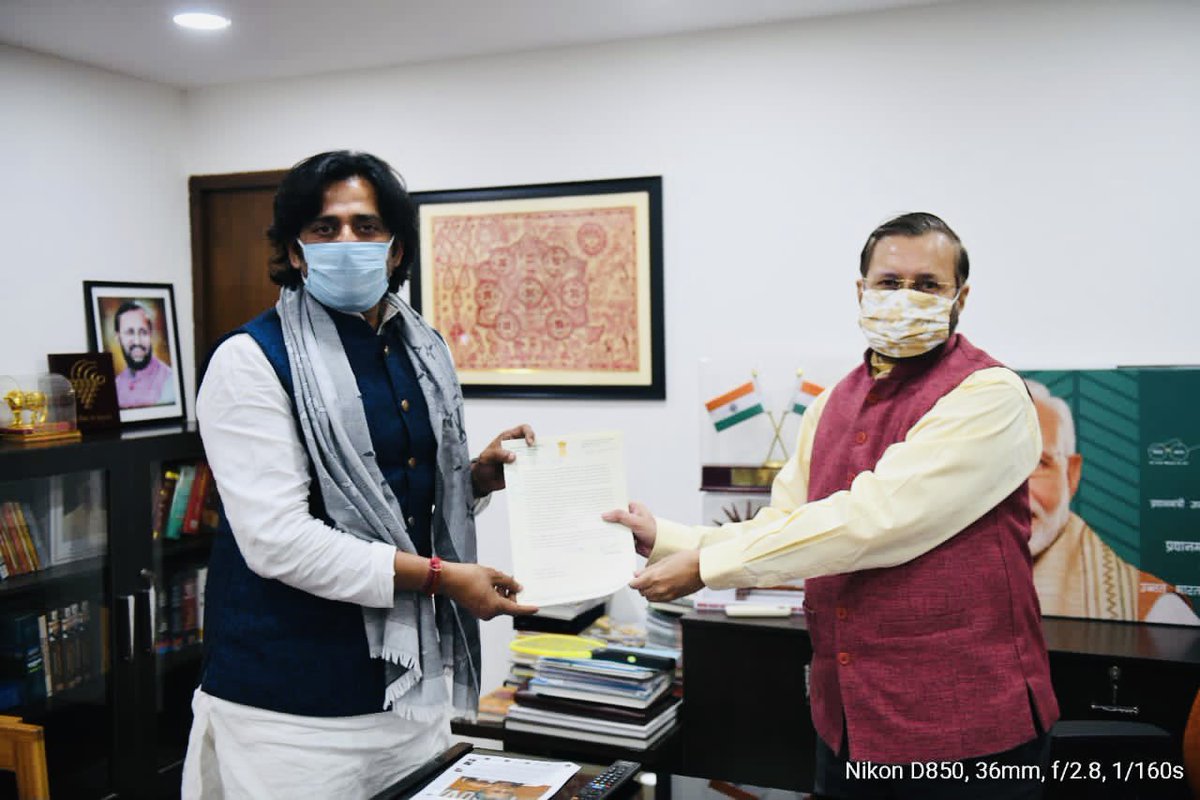 ravikishann's tweet photo. श्री @PrakashJavdekar  जी से मुलाक़ात हुयी #गोरखपुर आकाशवाणी की समस्या को लेकर उन्होंने मेरी पूरी मदद की धन्यवाद सर 🙏 @CMOfficeUP @BJP4GKP @BJP4UP https://t.co/9O88GkfWoS