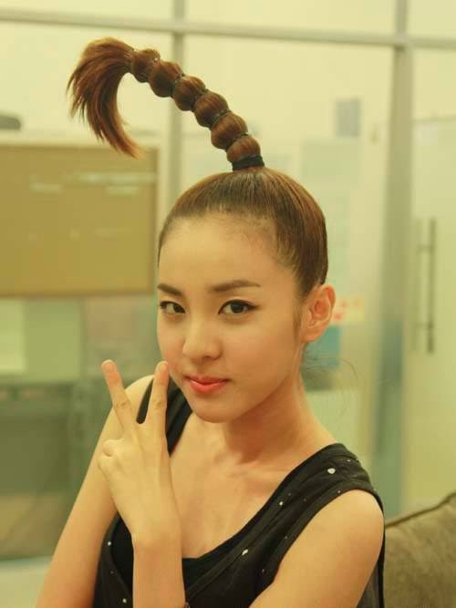 ziine's tweet photo. เห็นแท็ก #ทรงผมบังเพื่อน นึกถึงใครไม่ได้นอกจากดาร่า ตำนานทรงผมวงการเคป็อป 😂 #2NE1 https://t.co/P88lF9Ls5l