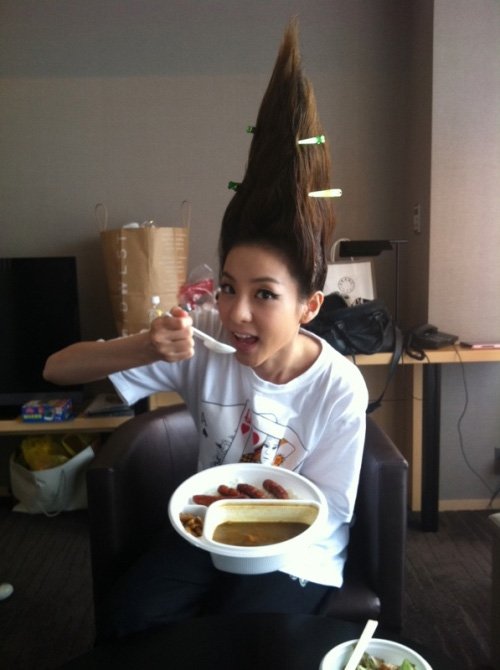 ziine's tweet photo. เห็นแท็ก #ทรงผมบังเพื่อน นึกถึงใครไม่ได้นอกจากดาร่า ตำนานทรงผมวงการเคป็อป 😂 #2NE1 https://t.co/P88lF9Ls5l