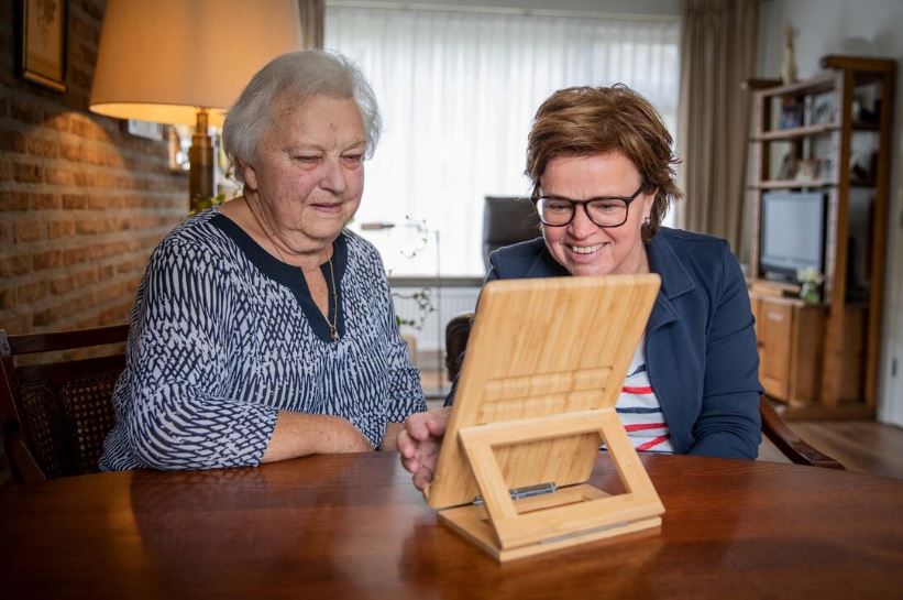 Ouderen in beweging in coronatijd met een digitale persoonlijke beweegcoach! @SecondMoov <a href="/HU_Utrecht/">Hogeschool Utrecht (inactief)</a> <a href="/Sensire/">Sensire</a> <a href="/UwCompaan/">Compaan</a> <a href="/OlgaCommandeur/">Olga Commandeur</a> 
Zie: bit.ly/2US3s2z