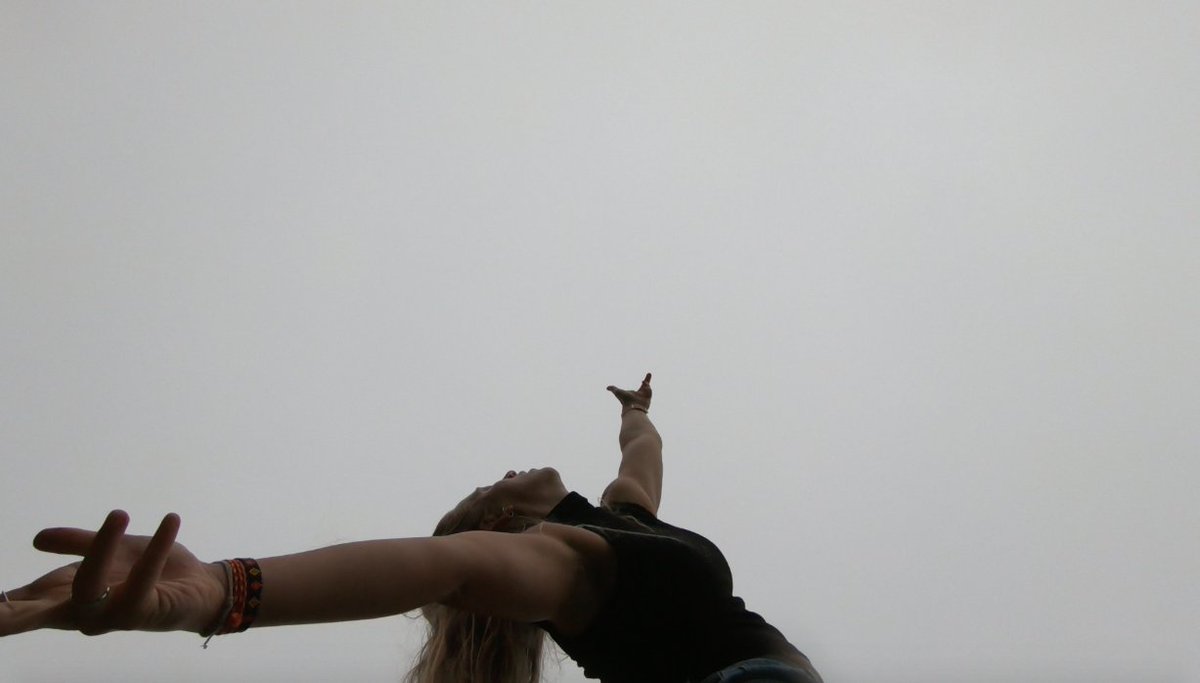 theatre_open's tweet photo. We've just launched two new Flying/Falling dance workshops with Daisy from @prismprojectexe, aimed at professional dancers, graduates and students. Experience soaring and tumbling in your own home or studio. Sessions available 2 &amp; 9 December https://t.co/H09mccKDHx https://t.co/DZNsyW3Jji