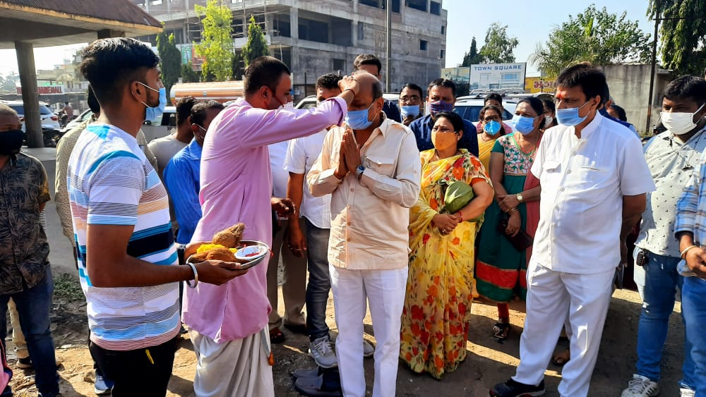 BJP4Halol's tweet photo. #હાલોલ_નગરપાલિકાના મંજૂર થયેલ ૧૨ જેટલા વિકાસના અંદાજીત ૧,૭૧,૯૪,૫૬૦ રૂ.નાં કામોનું ખાતમૂર્હત  માન.મંત્રી શ્રી @Jaydrathsinhji Parmar સાહેબના વરદ હસ્તે ભારતીય જનતા પાર્ટી સંગઠનનાં હોદ્દેદારો તથા Halol Nagarpalika ના સદસ્યશ્રીઓની ઉપસ્થિતિમાં હાલોલ નગર ખાતે કરવામા આવ્યુ..@MP_Kanjari https://t.co/NOQBfz7LbO