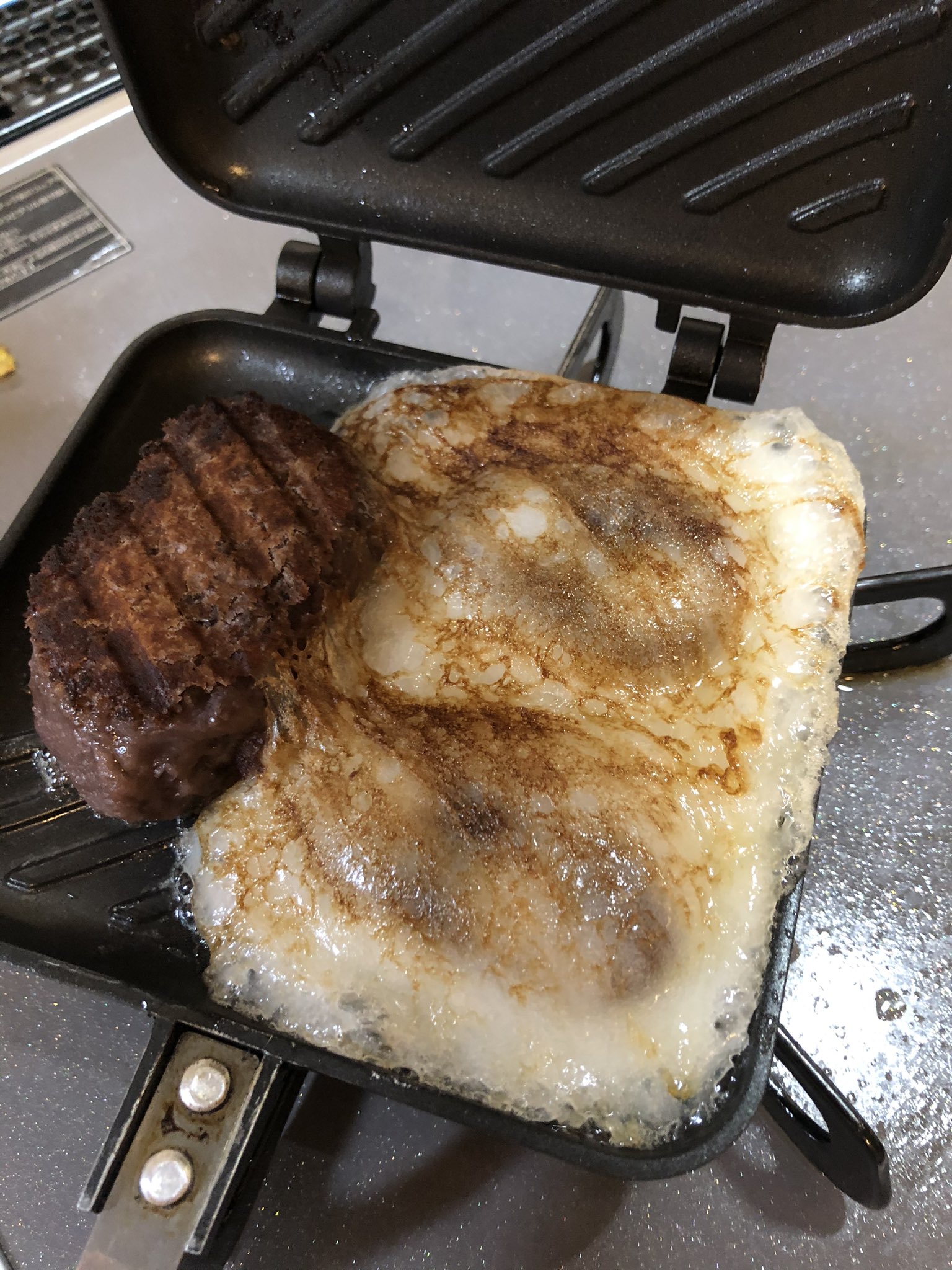 稲田徹 温かいあんこは美味いだろうと思い立ち 大福とおはぎをホットサンドメーカーに挟んで焼いてみた 結果 大福がドロドロに溶けた もちみたいに表面に焼き目がついて美味いんじゃないかと予想したが アテが外れた 味は悪くなかったけど これは