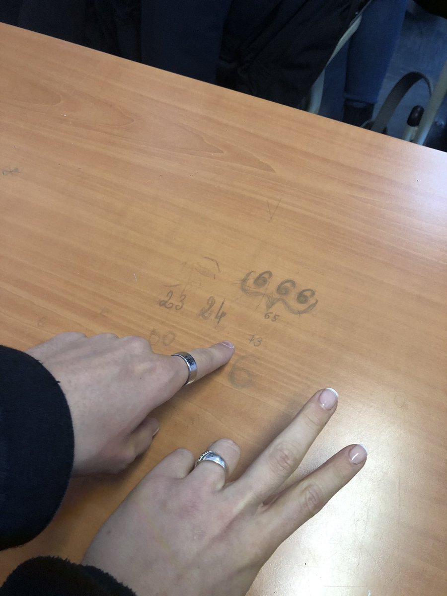 VGrsn's tweet image. « Nouvelles mesures: les tables seront nettoyées à chaque fin de journée »                                          Ma table depuis la rentrée de novembre ( 1 photo chaque jeudi) @ENCPB