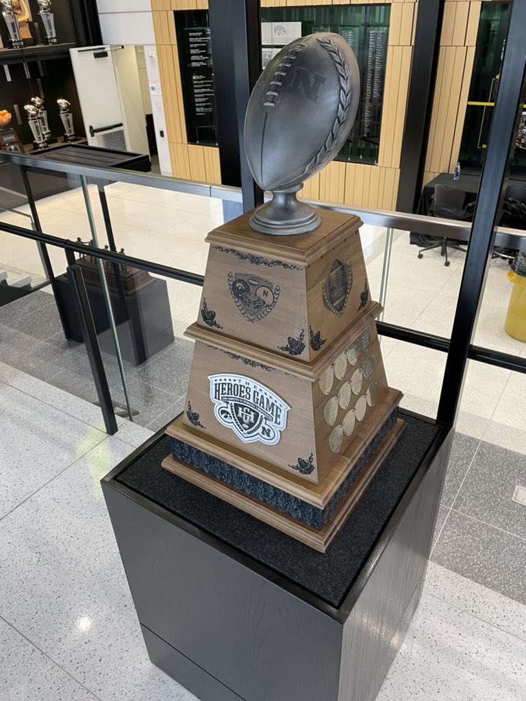 TylerBarnesIOWA's tweet image. Another week...another trophy on the line! Nothing better than a rivalry game. Time to earn it! #IowaEdge 🐤🐤