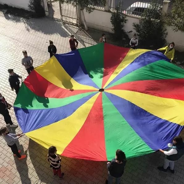 Nisma_ARSIS's tweet photo. Pandemia dhe izolimi ndikojnë fort në jetën e fëmijëve, sidomos tek ata që jetojnë në zonat rurale😢😢
Stafi i #NismaARSIS, në kuadër të Javës Ndërkombëtare të të Drejtave të Fëmijëve, i kushtoi fëmijëve një sërë aktivitetesh me natyrë argëtuese dhe psikosociale. https://t.co/oVwasltIFm