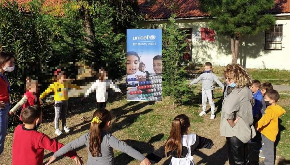 Nisma_ARSIS's tweet photo. Pandemia dhe izolimi ndikojnë fort në jetën e fëmijëve, sidomos tek ata që jetojnë në zonat rurale😢😢
Stafi i #NismaARSIS, në kuadër të Javës Ndërkombëtare të të Drejtave të Fëmijëve, i kushtoi fëmijëve një sërë aktivitetesh me natyrë argëtuese dhe psikosociale. https://t.co/oVwasltIFm