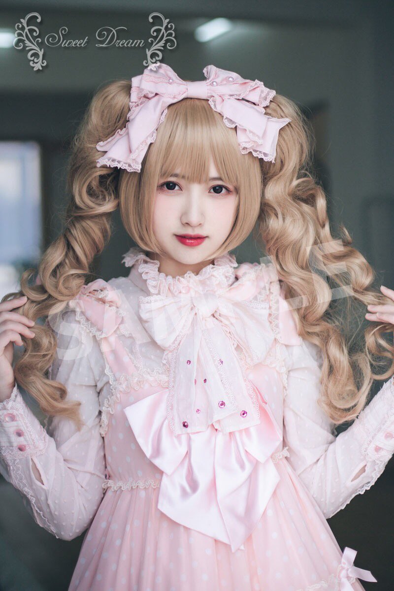 mi_mi0613's tweet photo. 第2弾Sweet Dreamオリジナルロリィタウイッグはカールツインテールとロングの2種類です♪

今回もデザイン、カラー全てオリジナルです。

ロリィタファッションに合うようデザインしました😊

コロナ禍で工場での生産に影響がありましたがスケジュールの目処が立ちました。

#ウィッグ https://t.co/IN8q14G8Vj