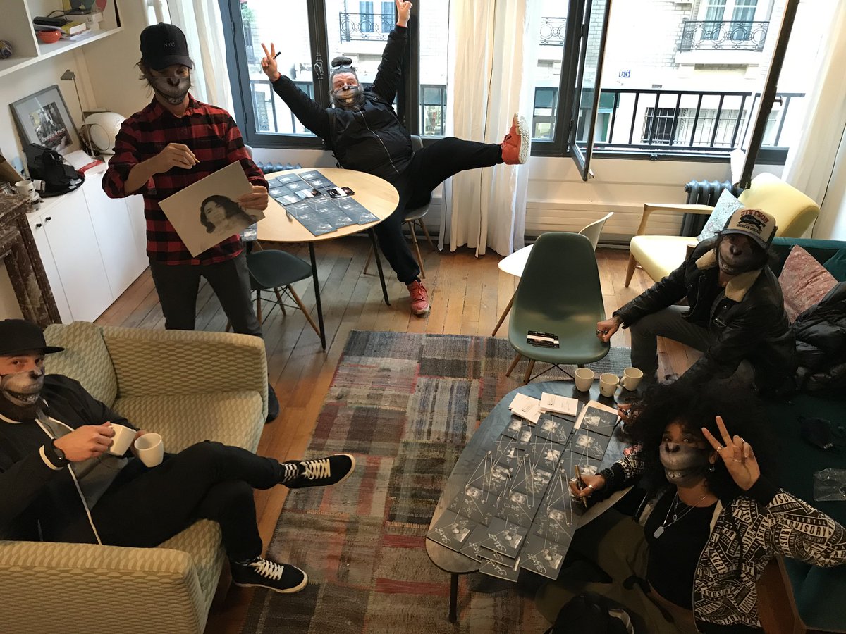 totOutard_label's tweet photo. L’opération dédicaces se termine dimanche 29 novembre : https://t.co/OzYJuXjHKW 
L’occasion pour les artistes de se croiser au label 🥰 Merci à eux de se prêter au jeu avec autant d’enthousiasme (malgré la fatigue de certain 😋🙈) https://t.co/wsj6SVp4ur