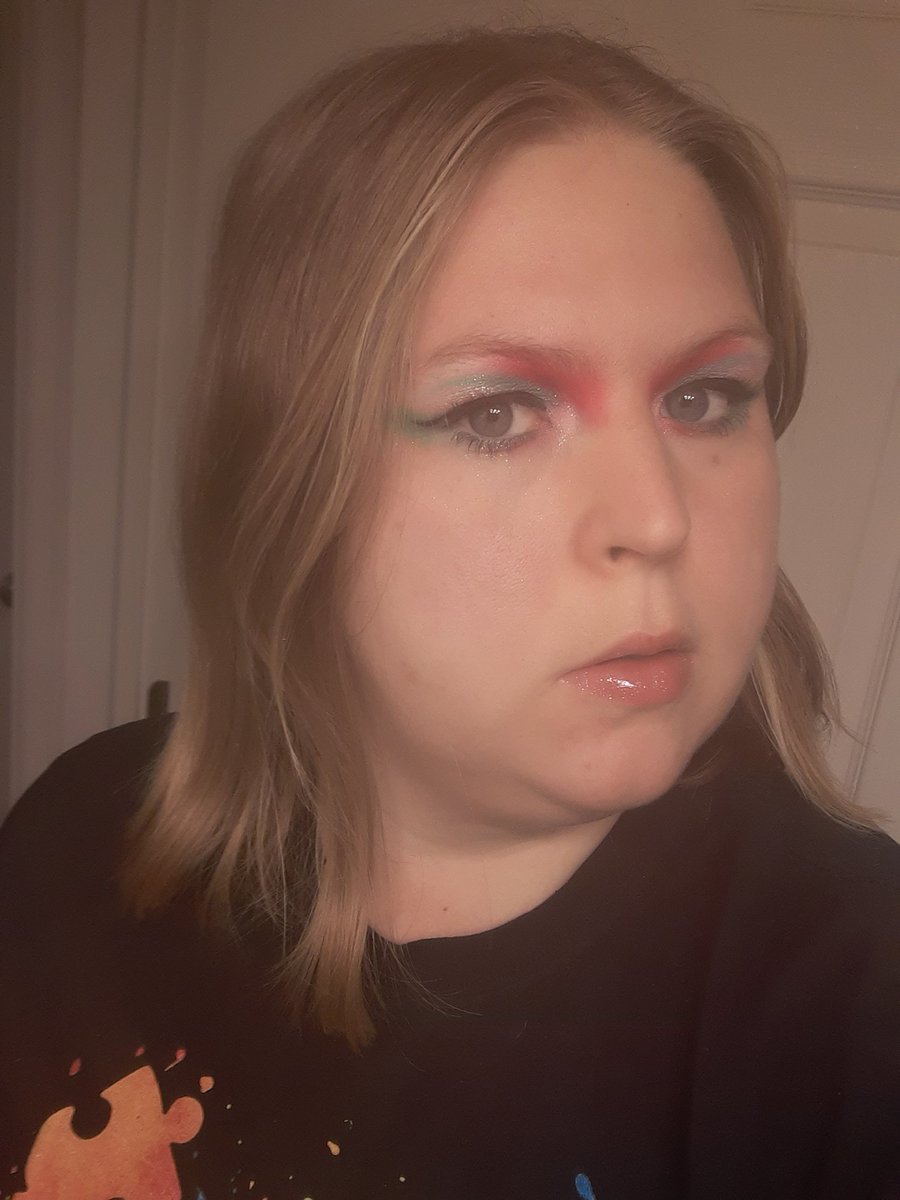 Bri8699's tweet image. Inspired by @blackstarrMU @NikkieTutorials @beautybay #nikkitutorialsxbeautybaypallet @MorpheBrushes #liquideyeliner @BenefitBeauty #rollerlash