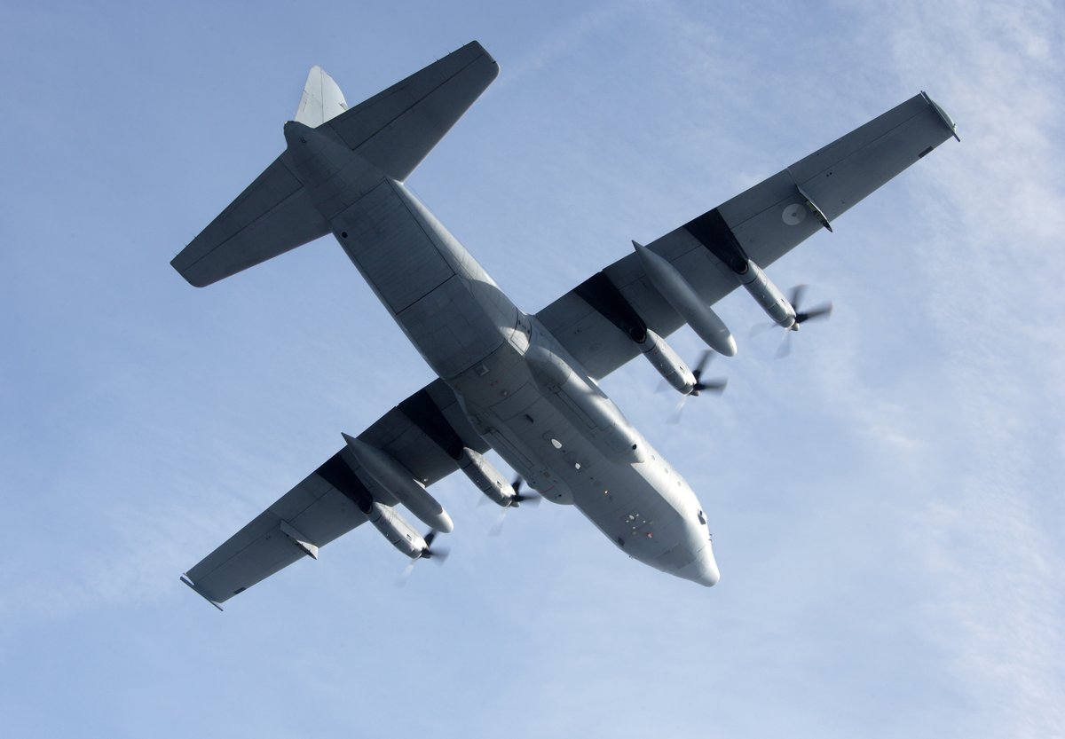 VlbLeeuwarden's tweet photo. Wat doen wij komende week?
Vliehors range:
*jachtvliegtuigen werpen live bommen
*helikopters van @dhcluchtmacht houden schietoefeningen #HWIC
@VlbLeeuwarden
*C-130โs van @VlbEindhoven trainen in oefening #WerewolfResilience
*Avondvliegen!! #F16 #F35 #oefeningen
#ReadyAirforce https://t.co/8krhUeXnuD