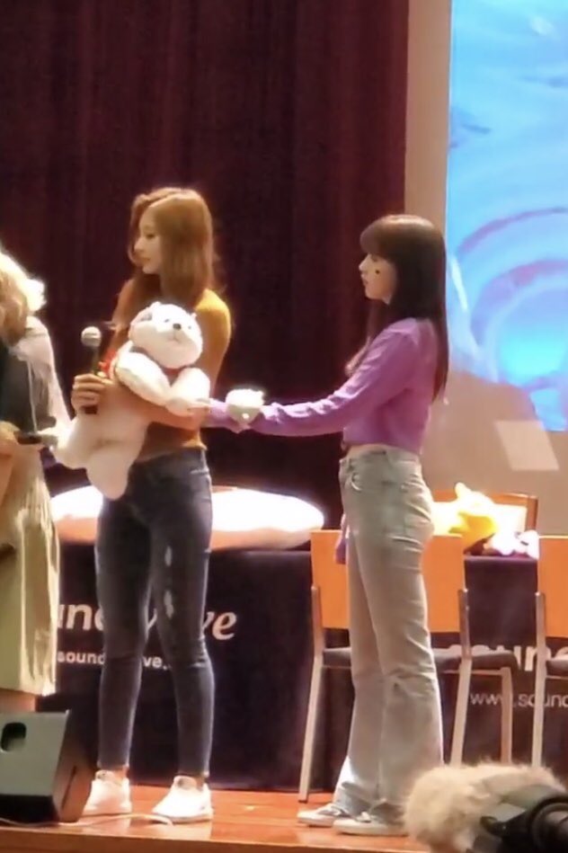 minaminariiiiii's tweet photo. pretty sure mina was glued to tzuyu’s side nearly the whole fansign because she wanted to play with the dog plushie😭 https://t.co/LQDz8rfKYp
