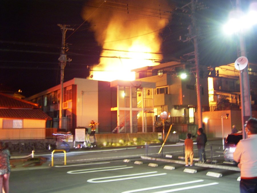 火事 静岡県富士市国久保2丁目で爆発を伴う大規模火災 火の粉が飛び散ってる 周辺で一時停電発生 11月23日 まとめ部
