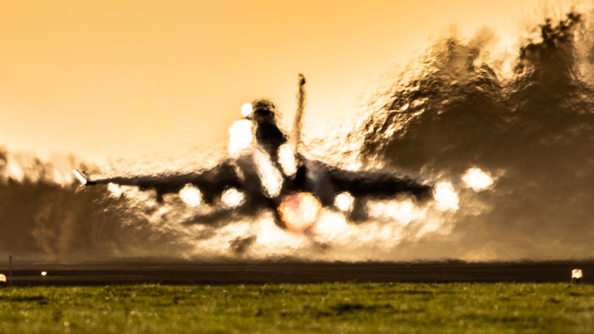 VlbLeeuwarden's tweet photo. Wat doen wij komende week?
Vliehors range:
*jachtvliegtuigen werpen live bommen
*helikopters van @dhcluchtmacht houden schietoefeningen #HWIC
@VlbLeeuwarden
*C-130โs van @VlbEindhoven trainen in oefening #WerewolfResilience
*Avondvliegen!! #F16 #F35 #oefeningen
#ReadyAirforce https://t.co/8krhUeXnuD