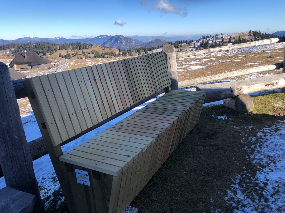AntrodiaH's tweet photo. Našo klop na Veliki planini je že pobelili prvi sneg ... Temperature so padle iz plus 20 °C na -6 °C. @univerza_lj  #BF @InterregITASLO #Durasoft https://t.co/WYyWTcIrB3