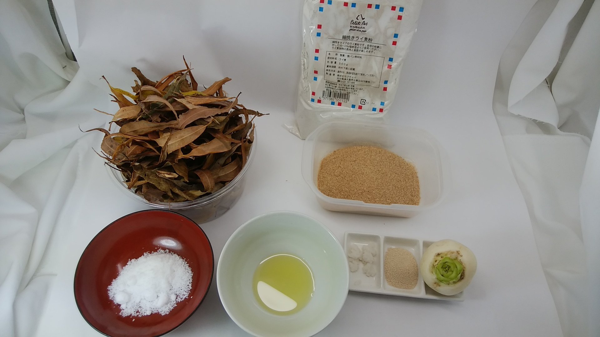 みなせ 今年はカミツキガメ取りに行けない ほら おがくずと 落ち葉が入ったパンだよ マーガリンを塗ると 意外と食べられるんですこれが T Co A8tvtxlquc Twitter