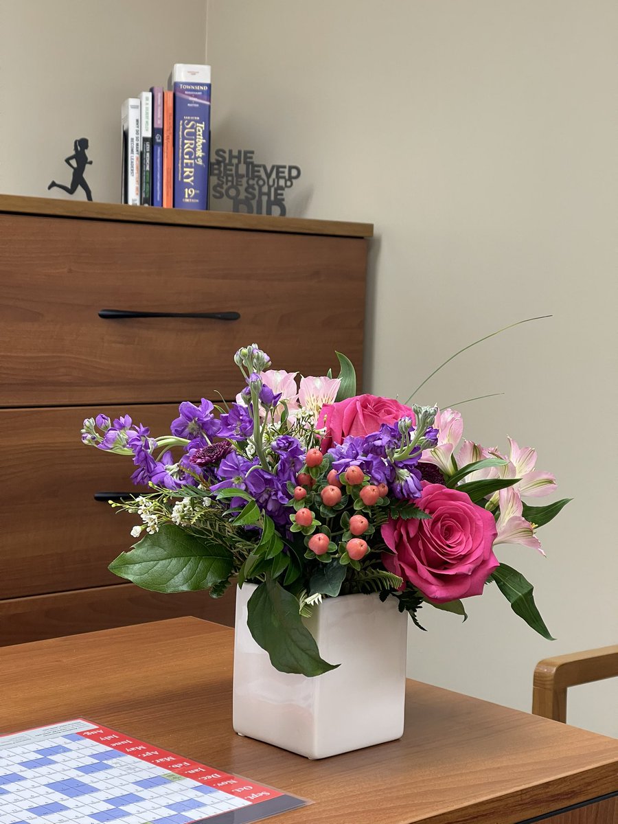 SamreenSarah's tweet photo. Beginning my day with surprise flowers in my office. It has to be a good day! 🌺 🌸 💐 🌼☀️🌻 It’s still spring time in my office!! 😊#FlowersMakeEverythingBetter #OfficeZen #HappyMonday https://t.co/U0oZXnwmIf